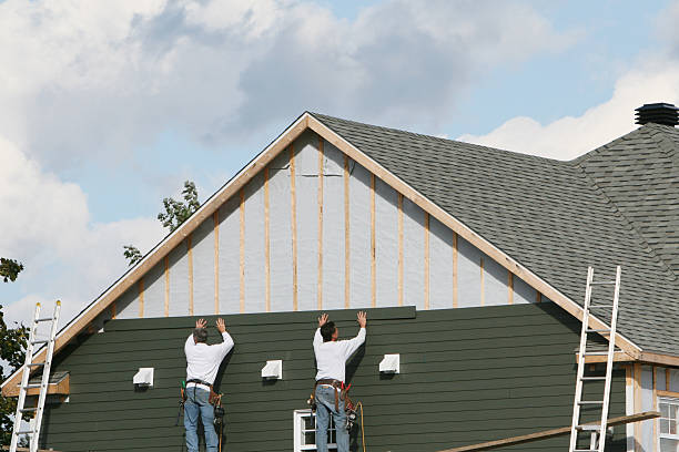 Professional Emergency Siding Repair technician working in Dunnellon, FL
